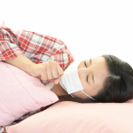 インフルエンザに感染し寝ている女性