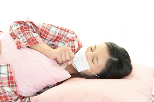 インフルエンザに感染し寝ている女性